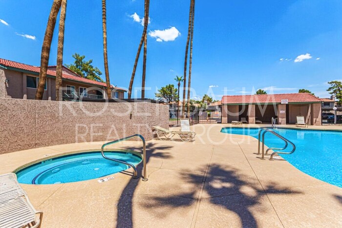 Building Photo - 623 W Guadalupe Rd