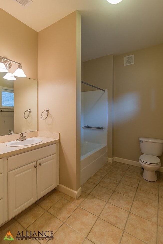 Building Photo - Great Location!