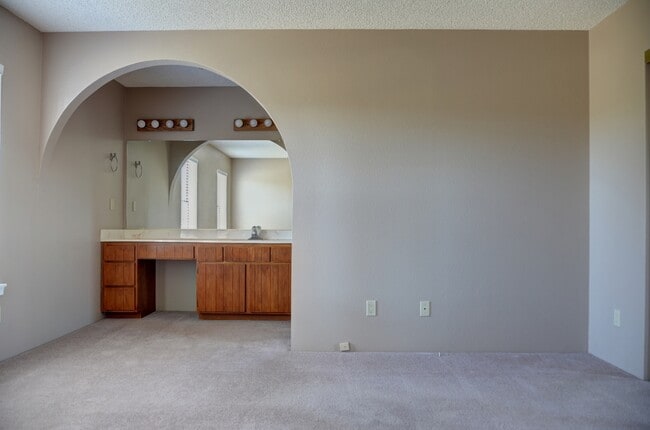 Building Photo - 3 Bedroom, 2 Bath Home in Diamond Valley!