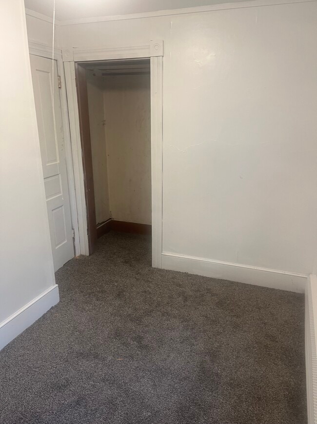 Building Photo - 206 Welles St