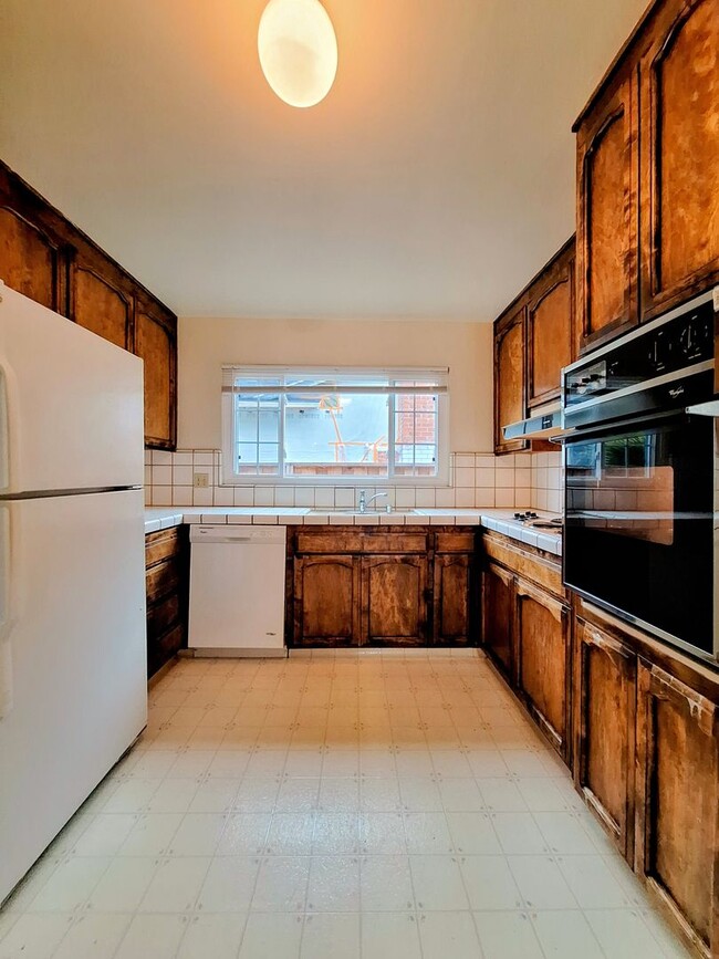Building Photo - Charming Single Story 3bd House with Large...