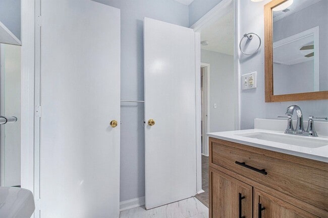 Building Photo - Charming Fully Renovated 2BR/1BA in the Heart of Loganville!