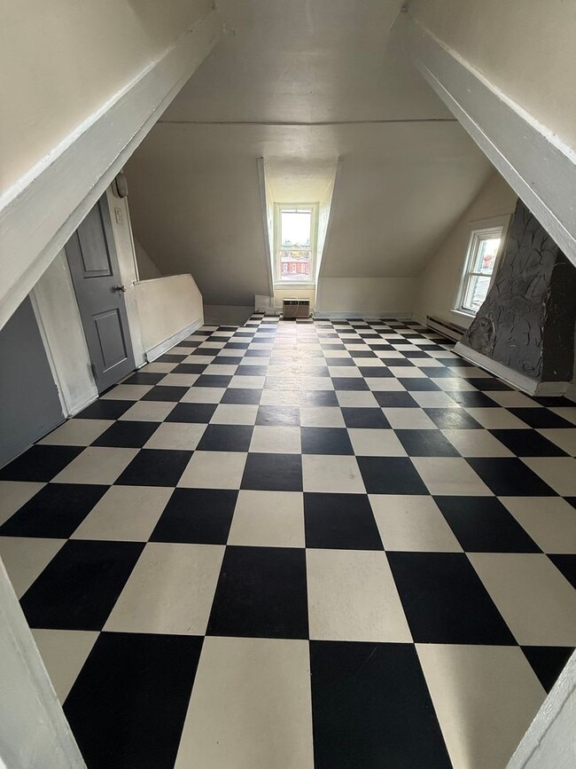 Building Photo - Spacious 4 bedroom House