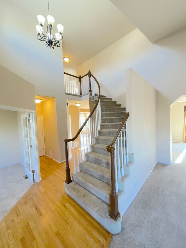 Building Photo - 5 Bedroom Home Available Near Rangewood Dr & Vickers Dr!