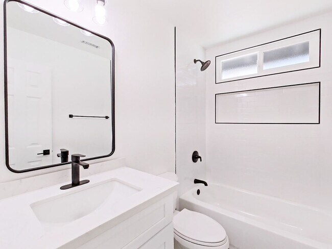 Building Photo - Beautifully remodeled 3 bed / 2.5 bathroom...