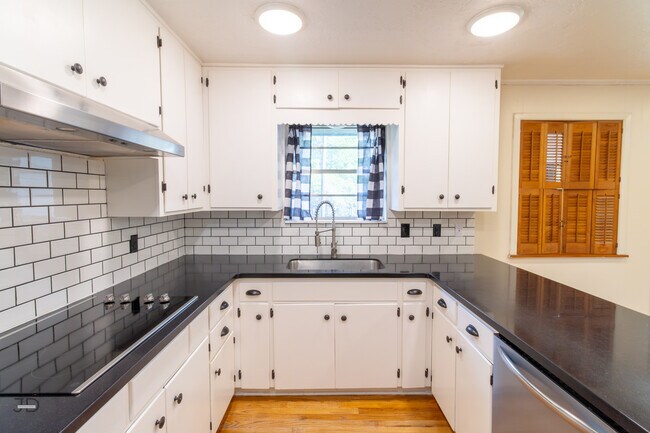 Building Photo - 1556 Singleton Ave