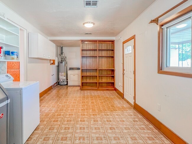 Building Photo - Spacious 3 Bedroom 2 Bath Home on Corner Lot