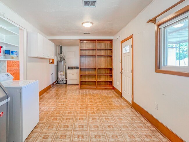 Building Photo - Spacious 3 Bedroom 2 Bath Home on Corner Lot *MOVE IN SPECIAL $250 OFF FIRST MONTH RENT
