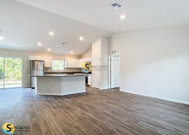 Building Photo - Your Next Home Awaits: Spacious 4-Bedroom ...