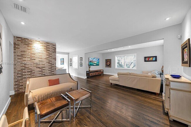 Building Photo - 5850 SW 47th St