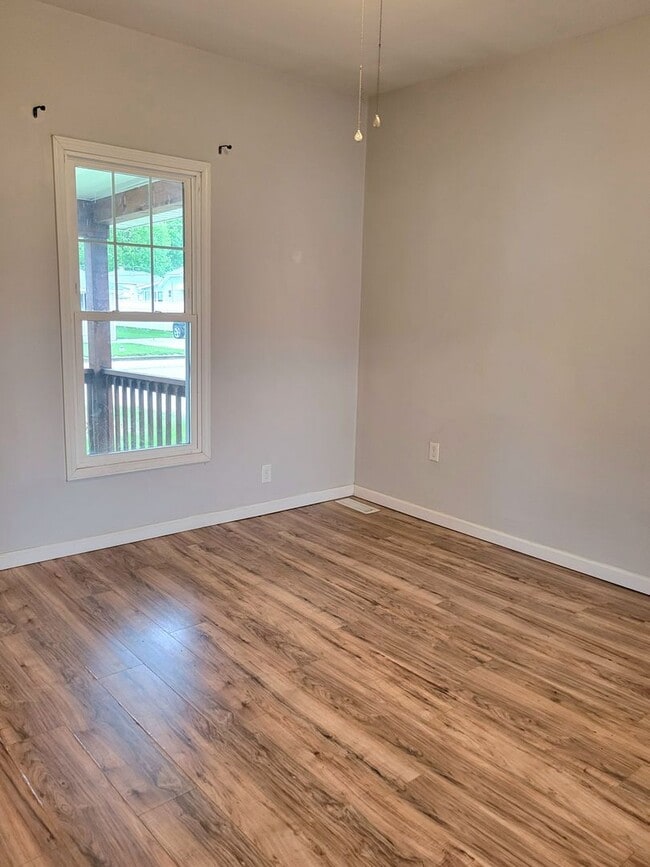 Building Photo - Renovated and Move in Ready...769 Condit, ...