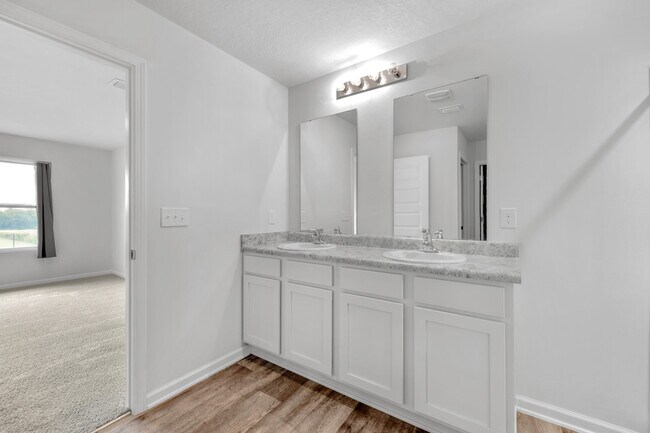 Building Photo - 5631 Guinevere Ln