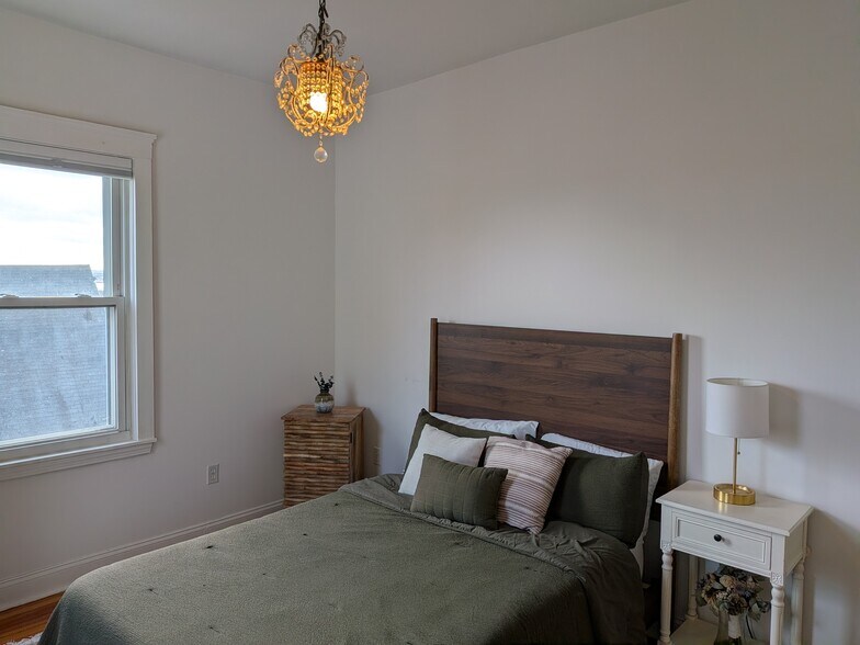 Building Photo - 81 Gladstone St