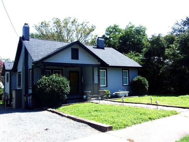 Building Photo - 4 Bedroom 2 Bath Home Blocks to Downtown R...