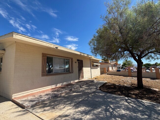 Building Photo - 5220 Apple Valley Ln