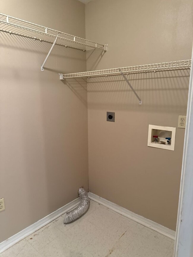 Building Photo - Warm and inviting single-story home, perfect for comfortable living.