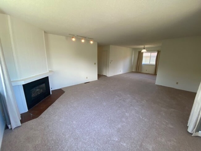 Building Photo - 701 Pine St