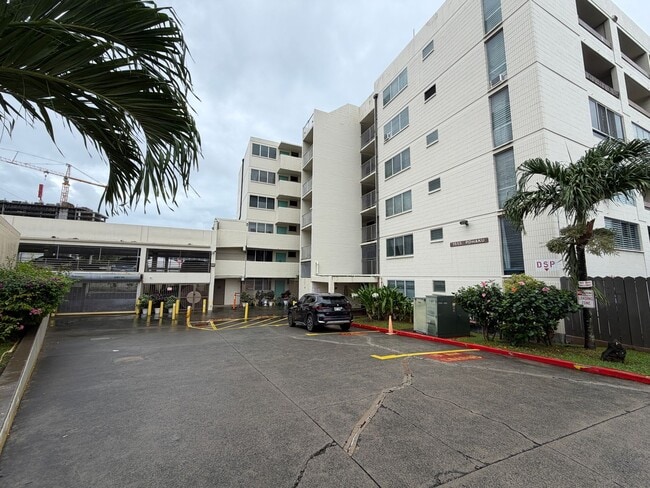 Building Photo - Kapalama: 1 Bed, 1 Bath Apartment with Den and 1 Parking