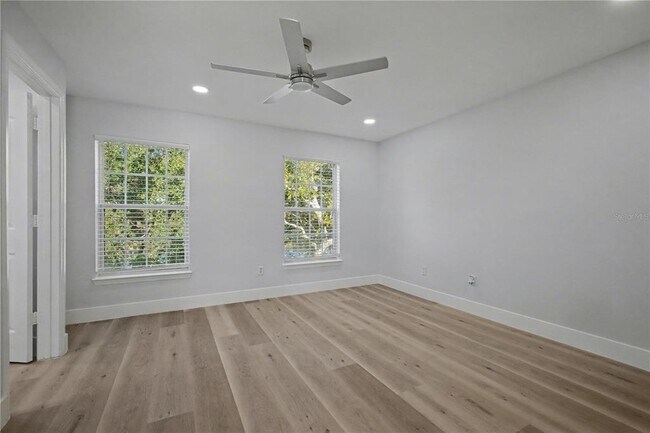 Building Photo - 1042 WATERSIDE Dr