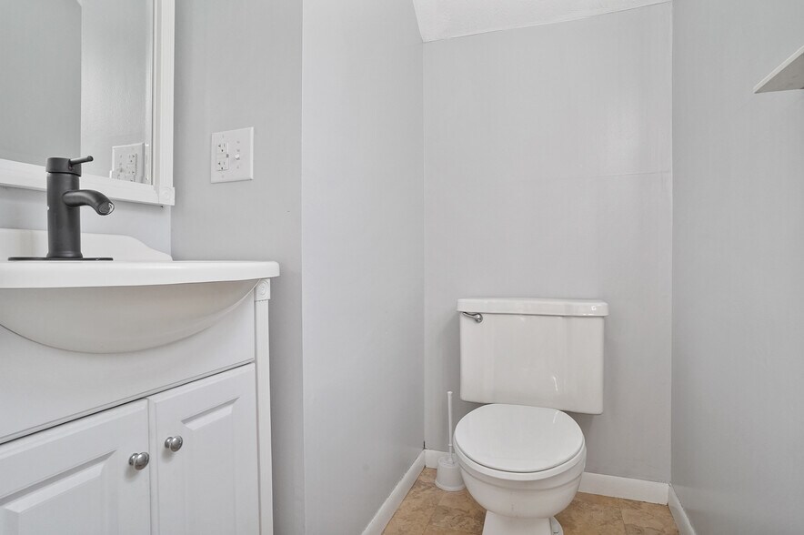 Building Photo - 5758 Beech Dr