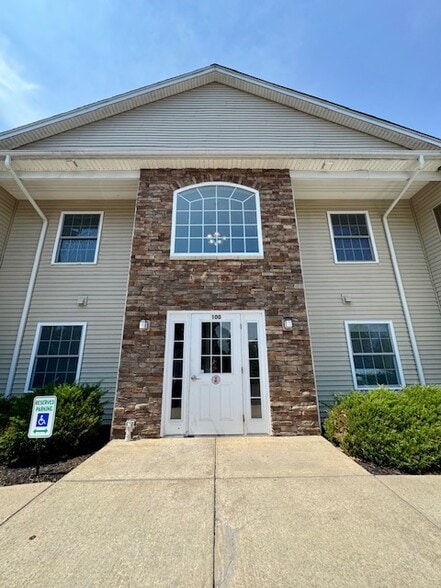 Exterior - Colonial Apartments