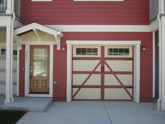 Building Photo - Charming 3 Story Town Home for Rent