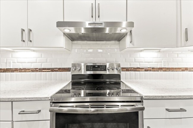 Building Photo - 2-bedroom 2-bathroom condo, located steps from the Boise River Greenbelt