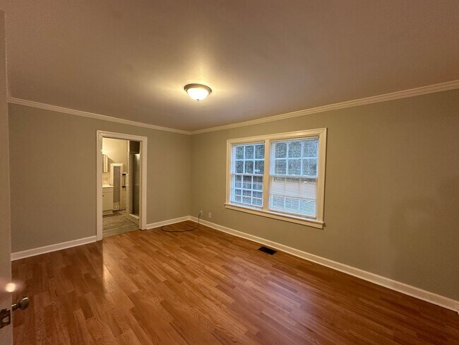 Building Photo - Spacious home