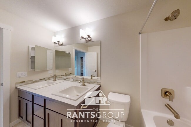 Building Photo - Beautiful Steilacoom Ridge Home! Easy freeway access!