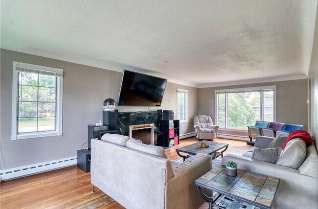 Building Photo - 5 bed 2 bath house close to Concordia and MSUM
