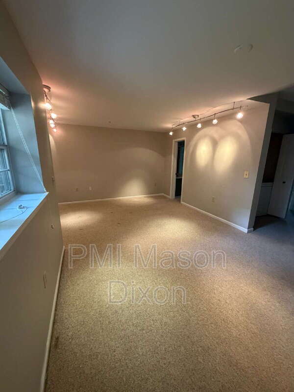 Building Photo - 2404 Sandwich Ct