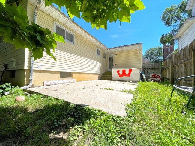 Building Photo - 1128 Milton St