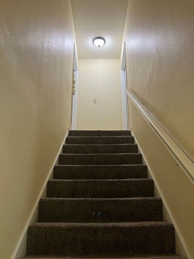 Building Photo - One Bedroom Condo with Loft, One-car Garag...