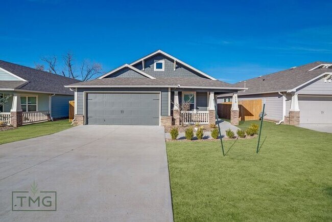 Building Photo - Charming Craftsman | 4 Bed, 2 Bath | 2-Car...