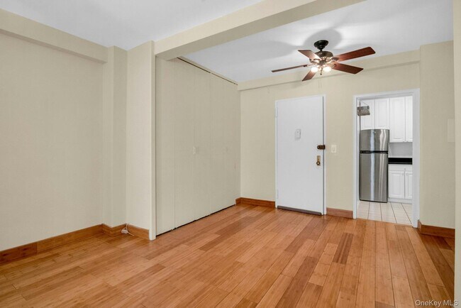 Building Photo - 10 Lake St