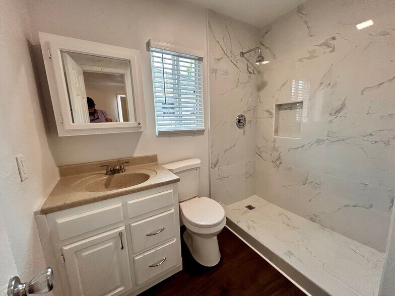 Primary Photo - 1427 Hoover Ave