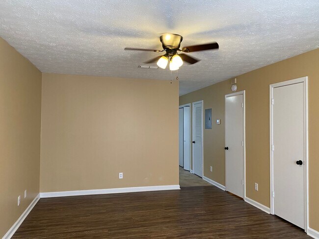 Building Photo - 3865 Northeast Dr