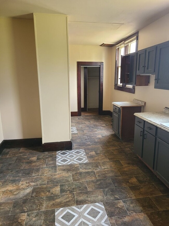 Building Photo - 5 Bed/ 2 bath house