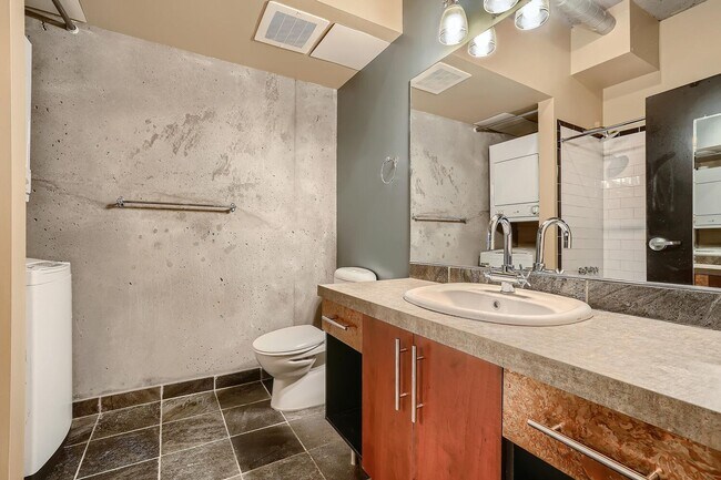 Building Photo - Discover Comfort & Style in the Heart of Portland