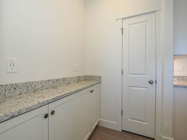 Building Photo - 3 Bedroom, 2.5 Bathroom in South Jordan