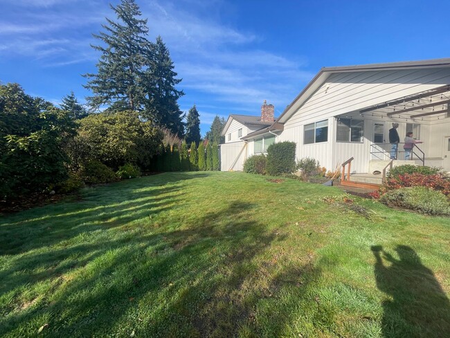 Building Photo - Large Home in peaceful setting
