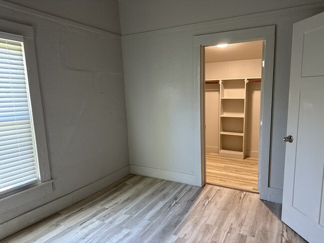 Building Photo - 836 E 10th St