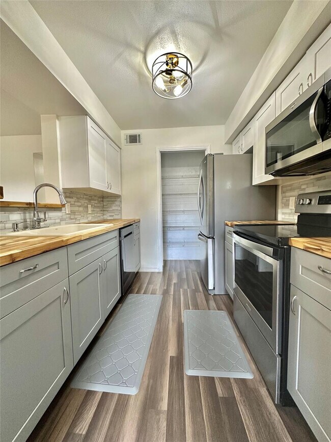 Building Photo - 2371 NW 33rd St