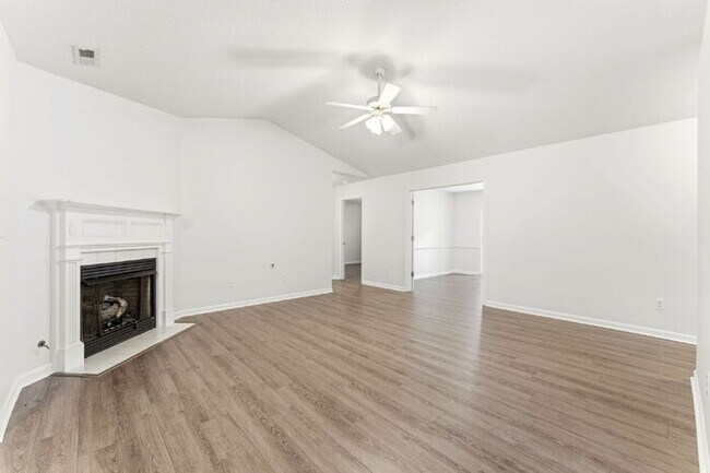 Building Photo - Charming 3-Bedroom Retreat with Cozy Fireplace in Simpsonville