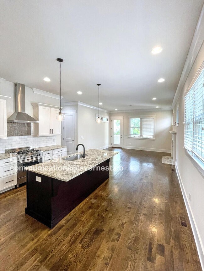 Building Photo - Spacious Town Home with Fenced Yard and Ample Parking