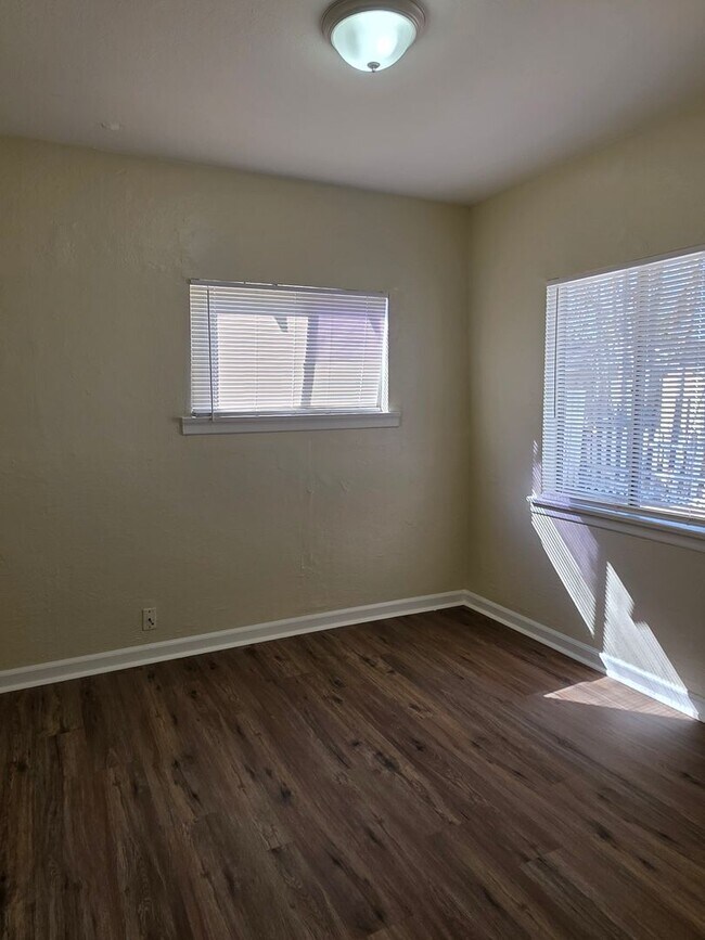 Building Photo - 505 33rd St