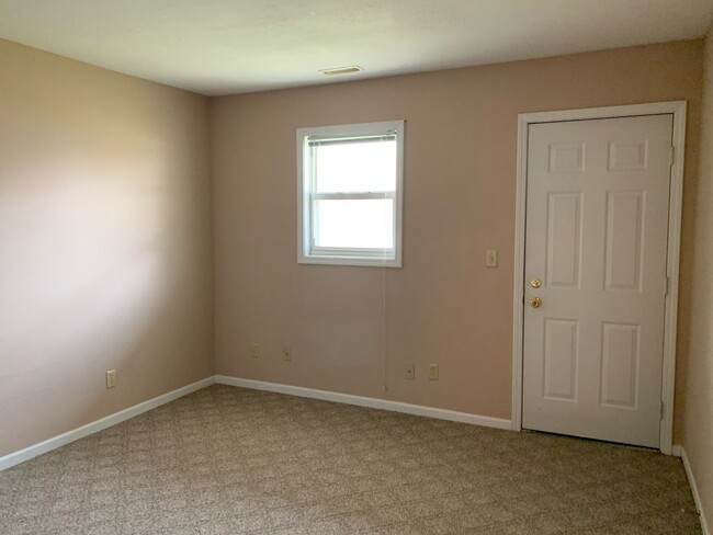 Building Photo - 403 N Maple St