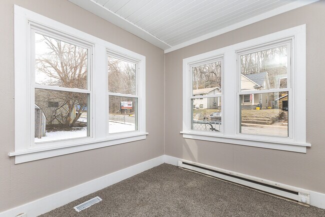 Building Photo - 910 W Locust St