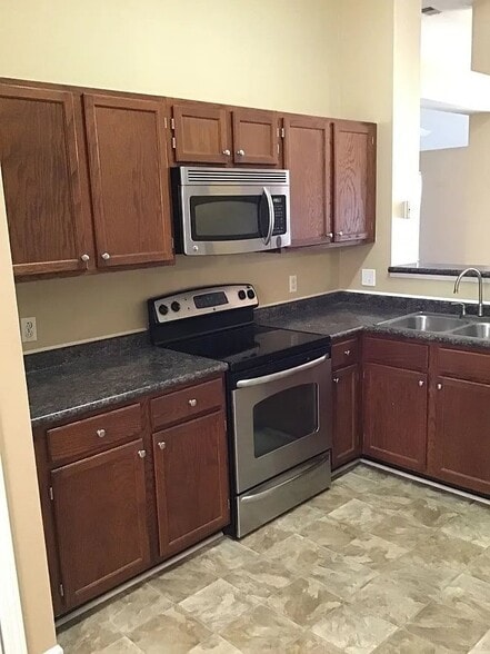 Building Photo - 220 Risdon Way