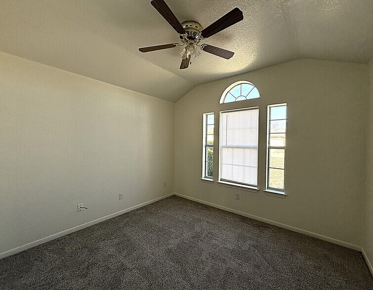 Building Photo - 208 Rodeo Cir